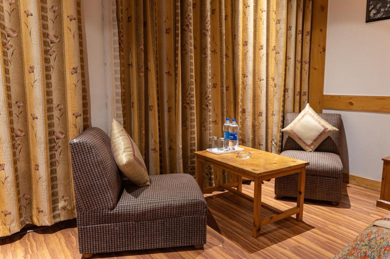 The Conifer Hotel Manāli Екстериор снимка