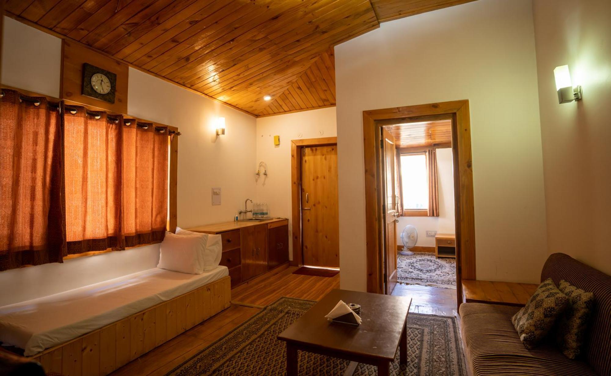 The Conifer Hotel Manāli Екстериор снимка