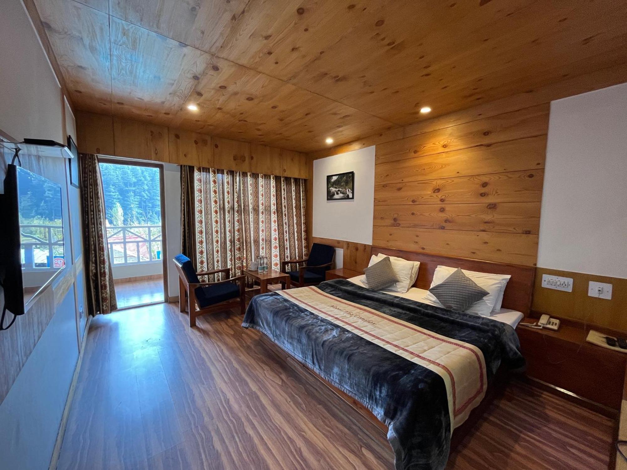 The Conifer Hotel Manāli Екстериор снимка