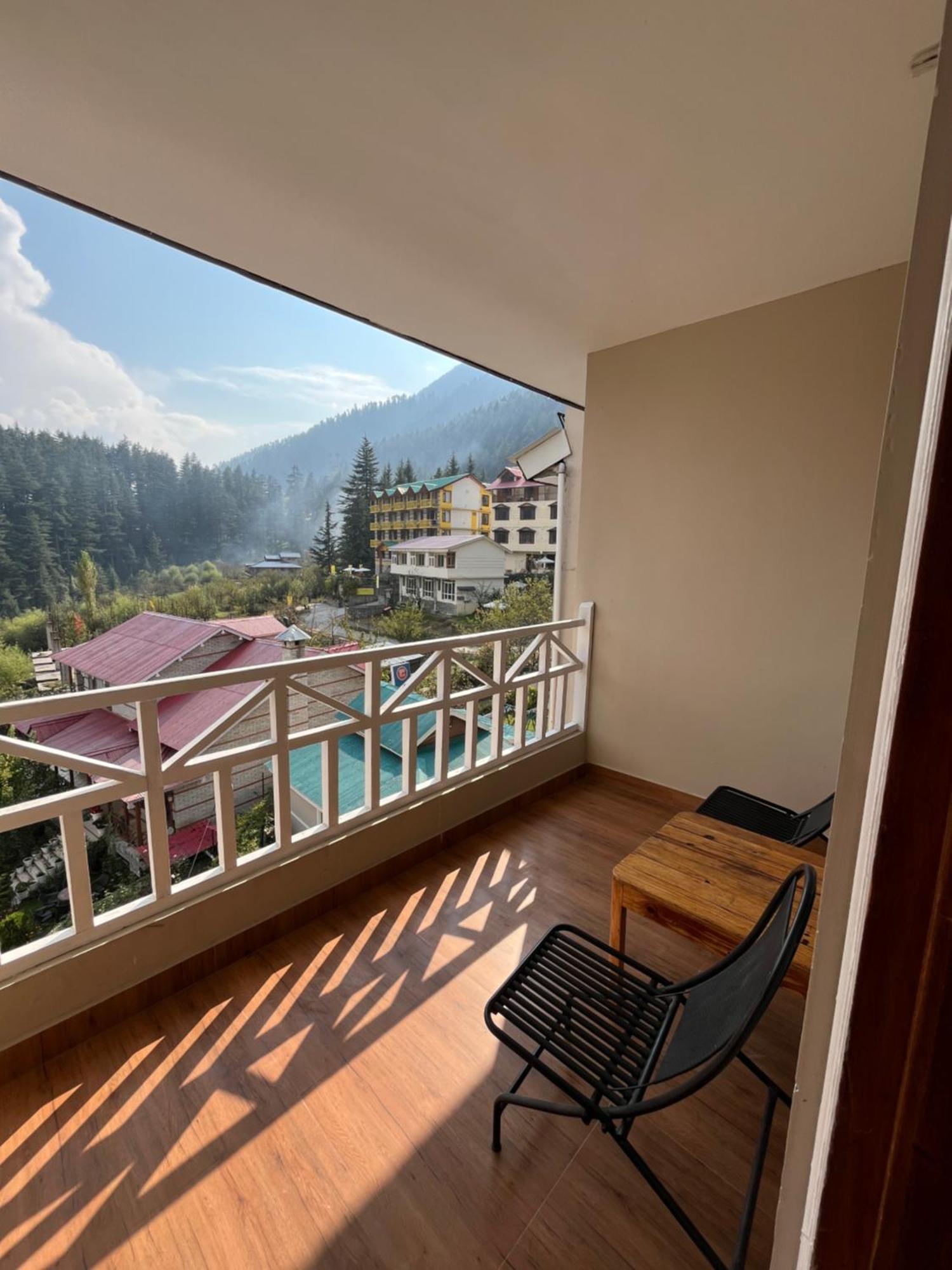 The Conifer Hotel Manāli Екстериор снимка