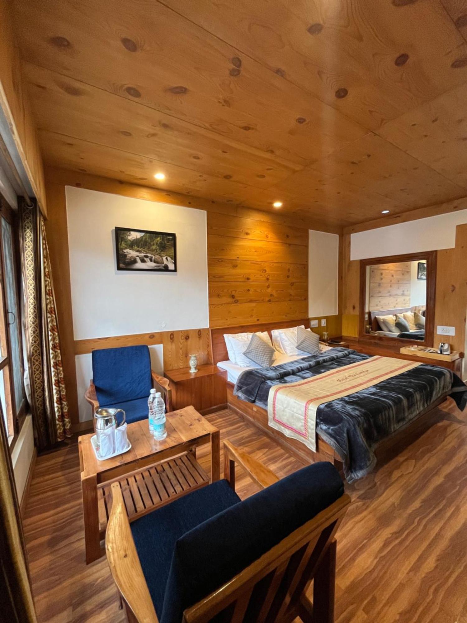 The Conifer Hotel Manāli Екстериор снимка