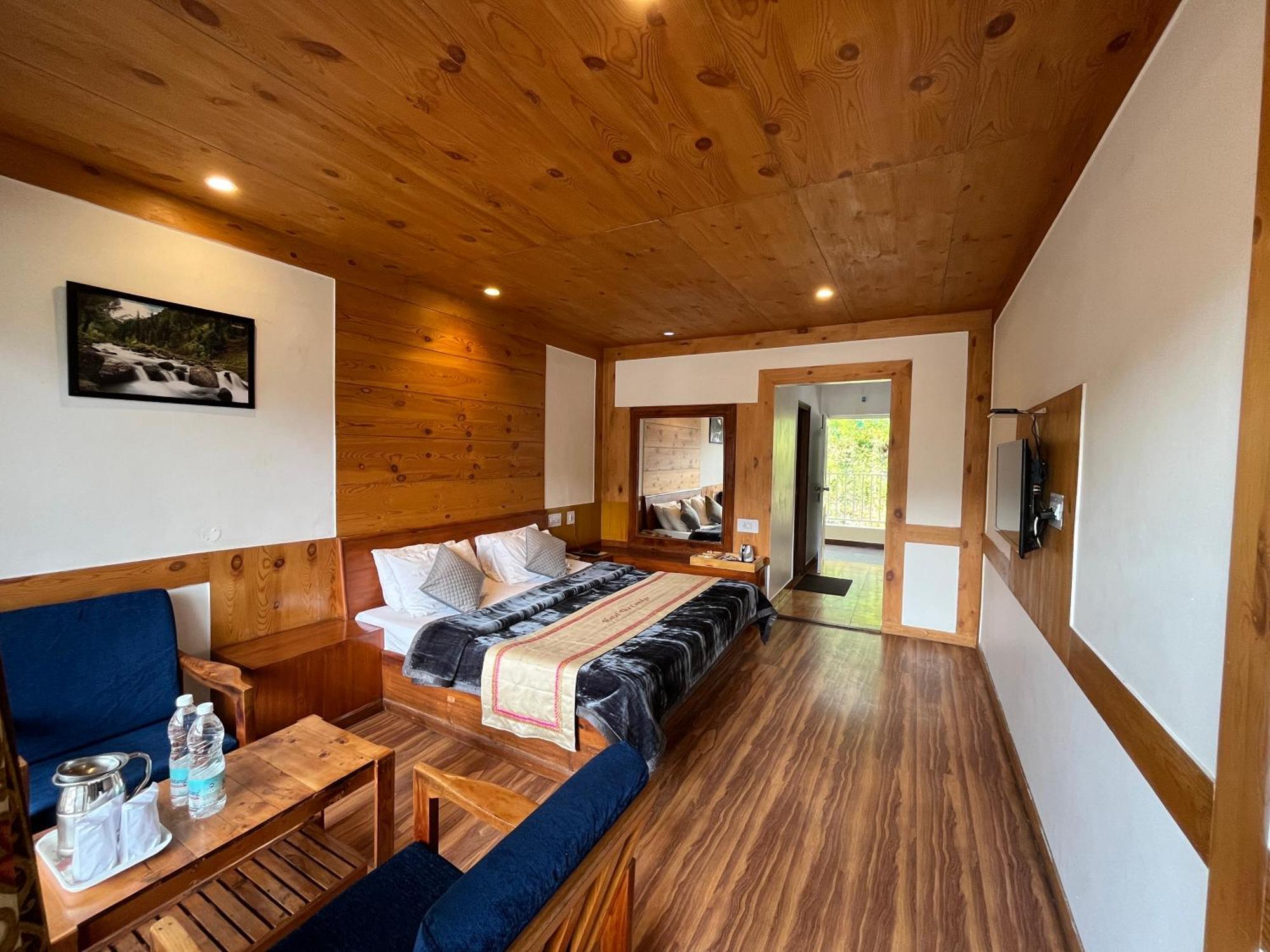 The Conifer Hotel Manāli Екстериор снимка