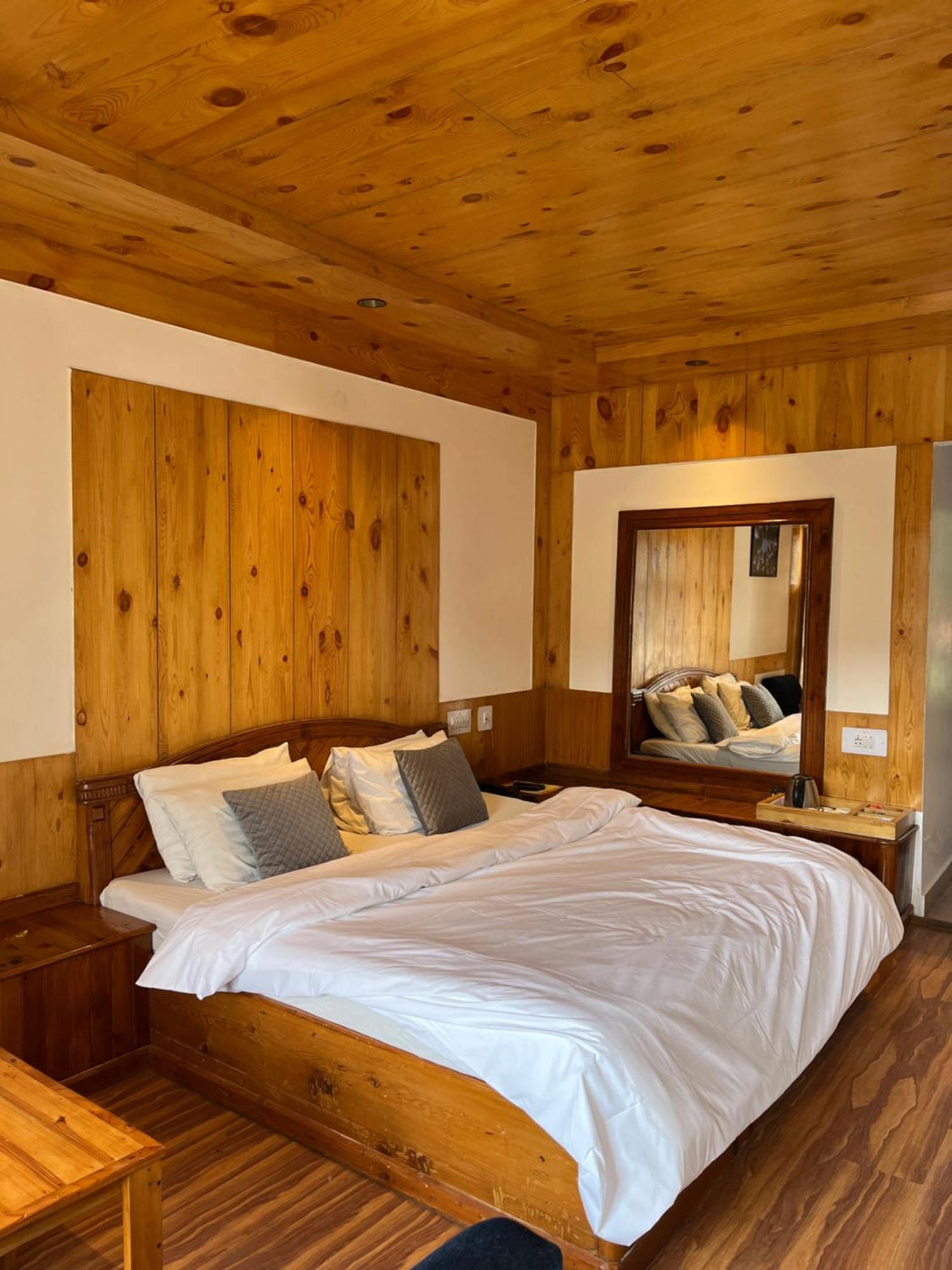 The Conifer Hotel Manāli Екстериор снимка