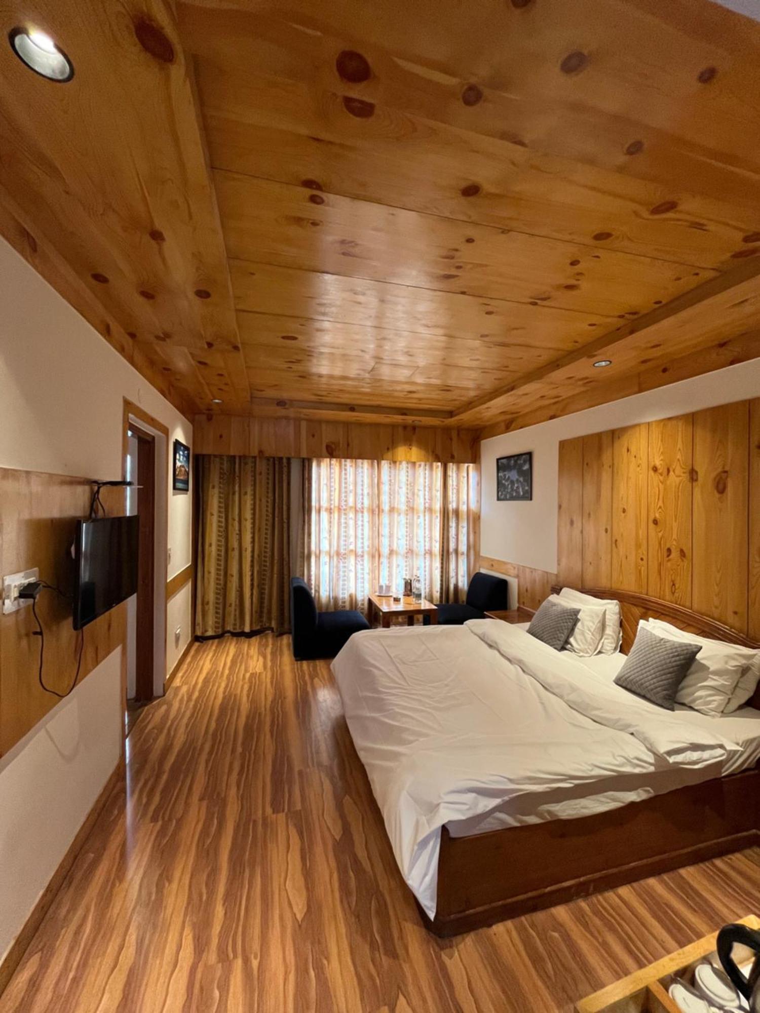 The Conifer Hotel Manāli Екстериор снимка