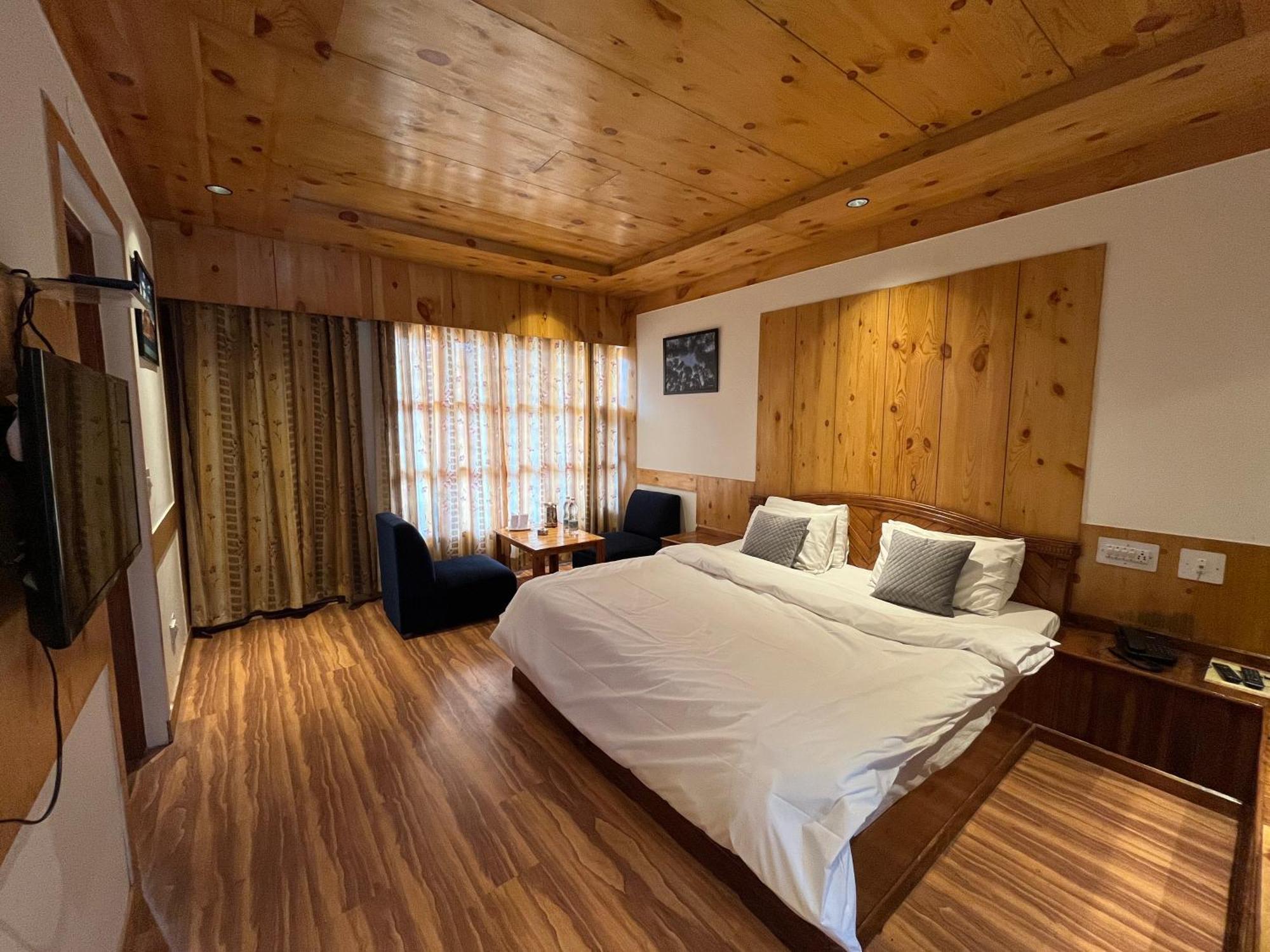 The Conifer Hotel Manāli Екстериор снимка